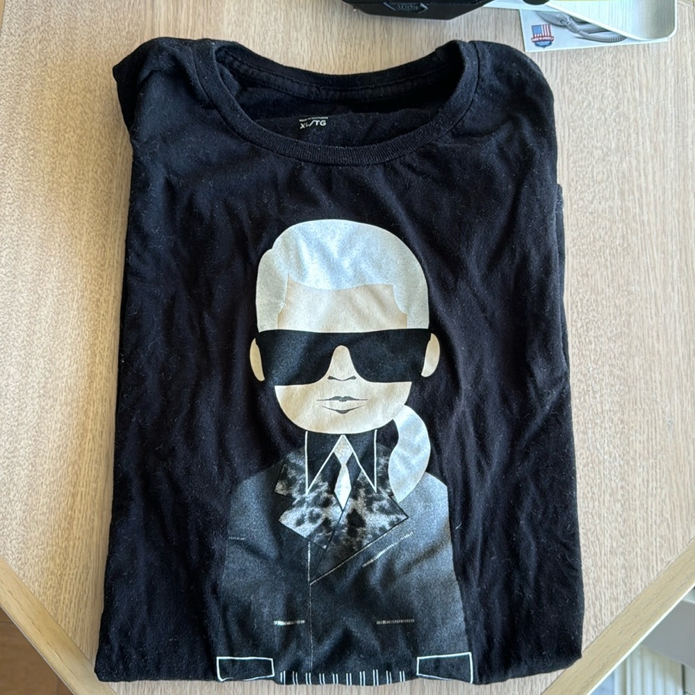 Karl Lagerfeld tee- size XL
Black w/ Karl illustration